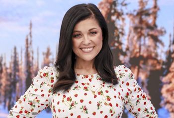 Tak stanęła przed kamerami. Garnitur Cichopek to ideał na komunię