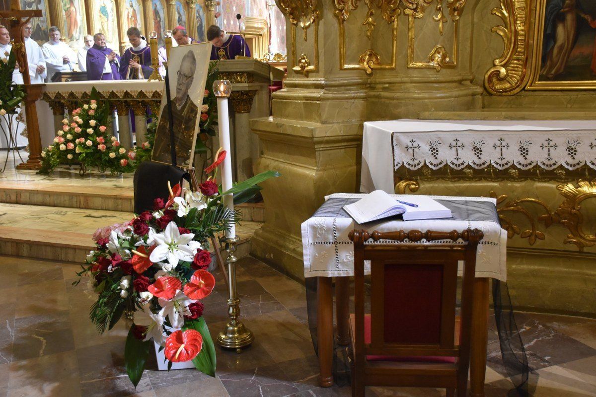 Ostatnie pożegnanie ks. prałata Andrzeja Gawła. Wieloletni proboszcz kaliskiej katedry spoczął na Cmentarzu Miejskim
