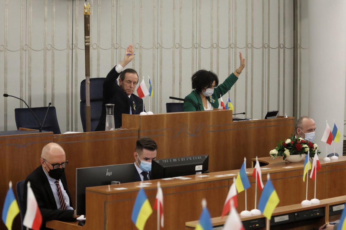 Senat przyjął po północy ustawę o pomocy uchodźcom z Ukrainy 