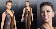 Scarlett Johansson wypina biust w tęczowej sukience
