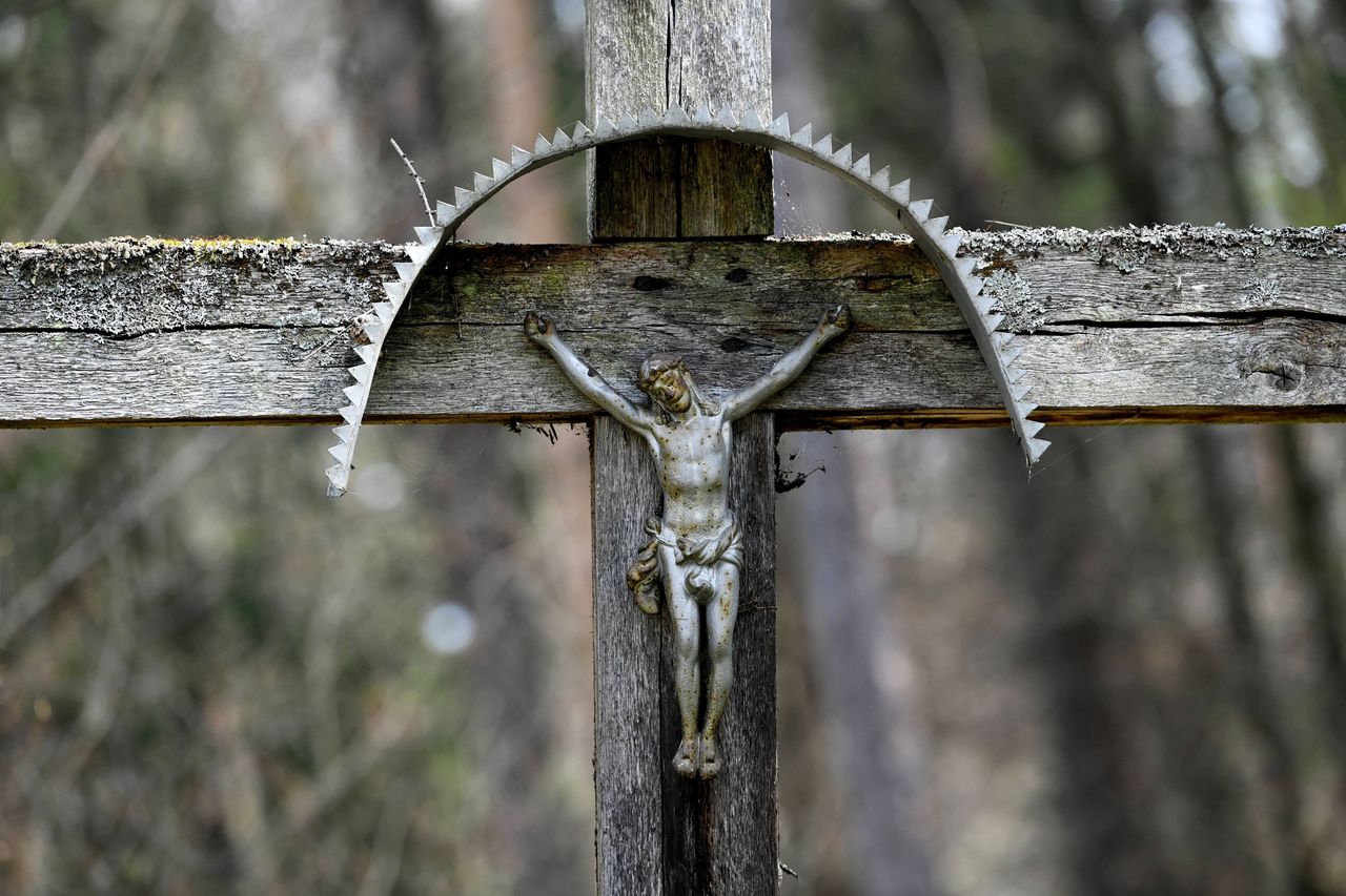 Zniszczone przydrożne krzyże i figury Jezusa oraz Maryi. Zdjęcie ilustracyjne