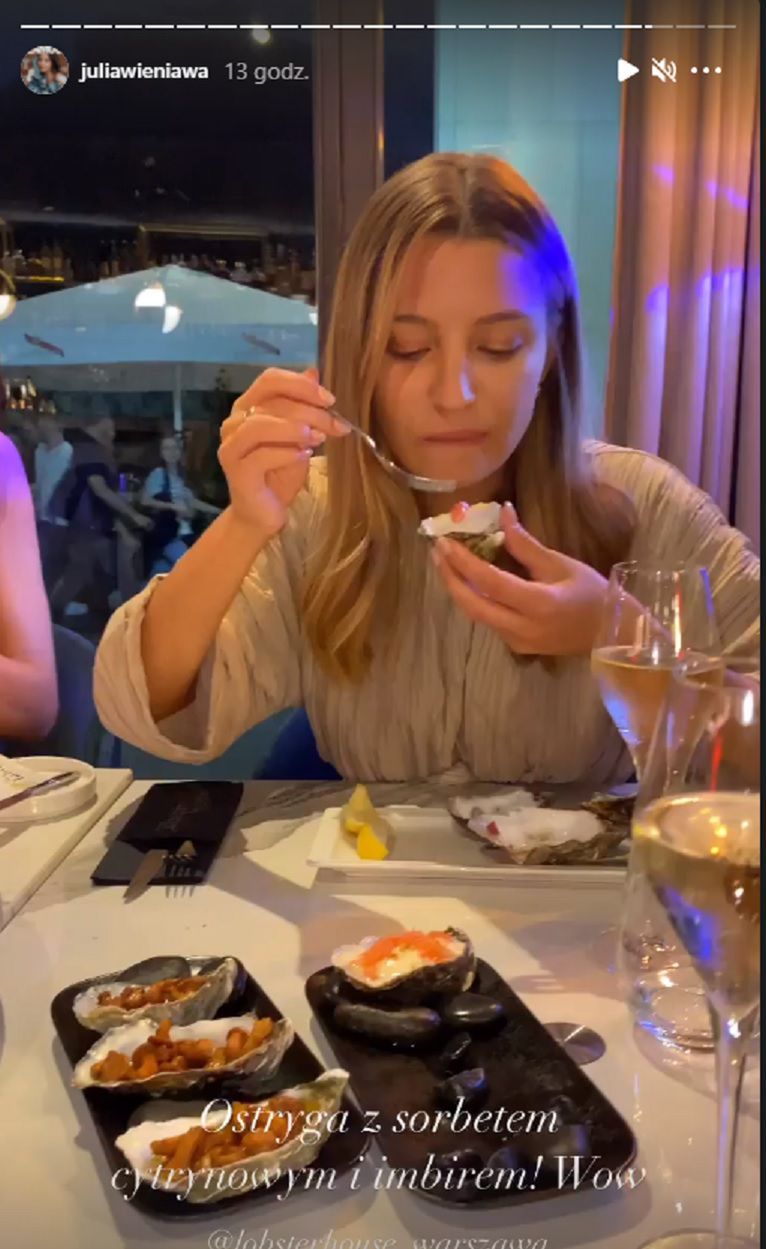 Julia Wieniawa je ostrygi