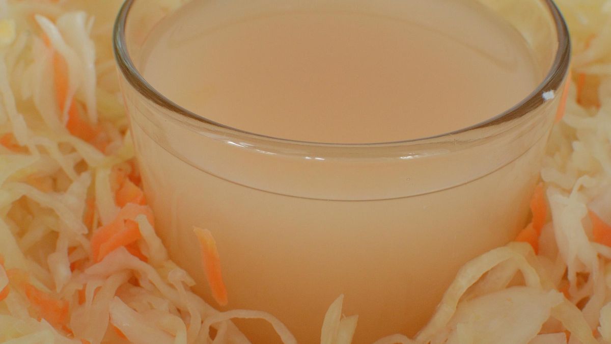 Takie są skutki picia soków z kiszonek. Nie każdemu służą