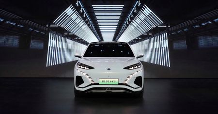 Raport: Elektryki w Chinach średnio o połowę tańsze niż w Europie i USA