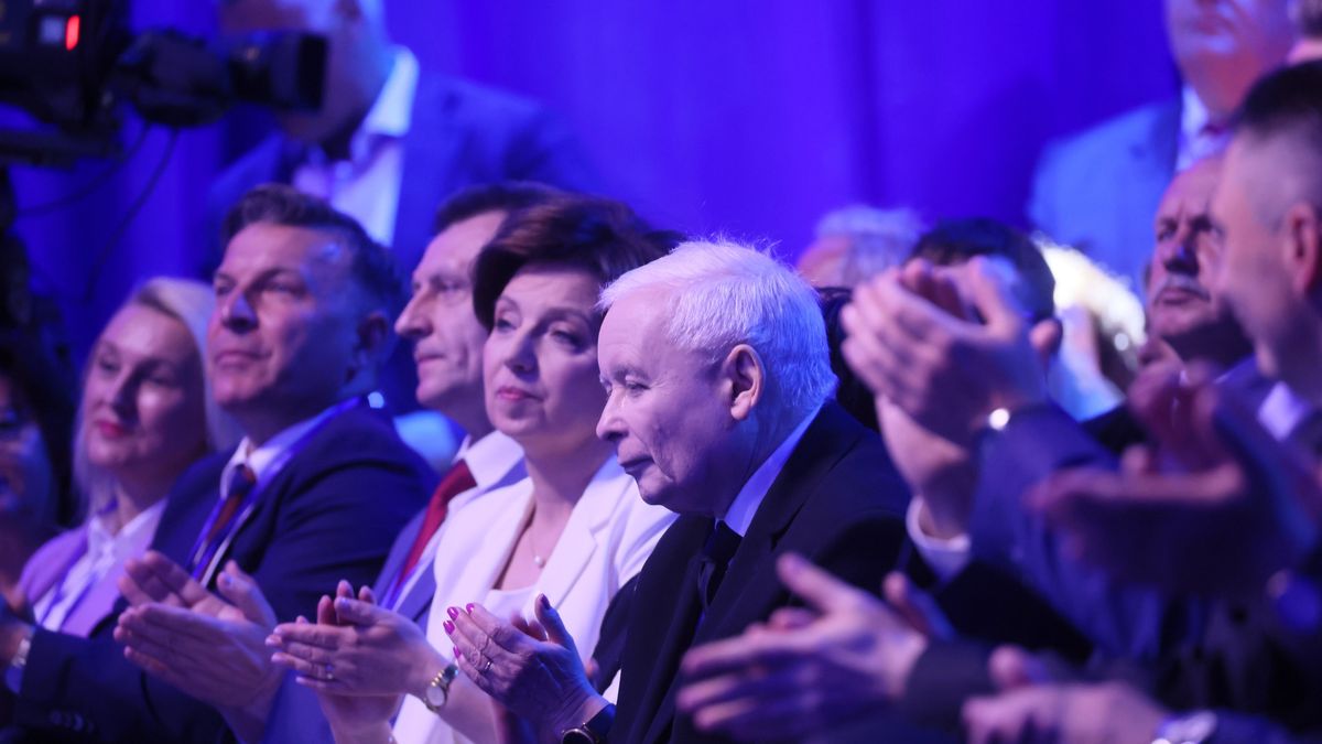 Prezes PiS Jarosław Kaczyński jeszcze niedawno publicznie wykluczył podniesienie świadczenia 500 plus do 700 plus. Teraz PiS zmienia zdanie i informuje o waloryzacji o 300 zł od przyszłego roku. Czy rodzice faktycznie tyle dostaną? 