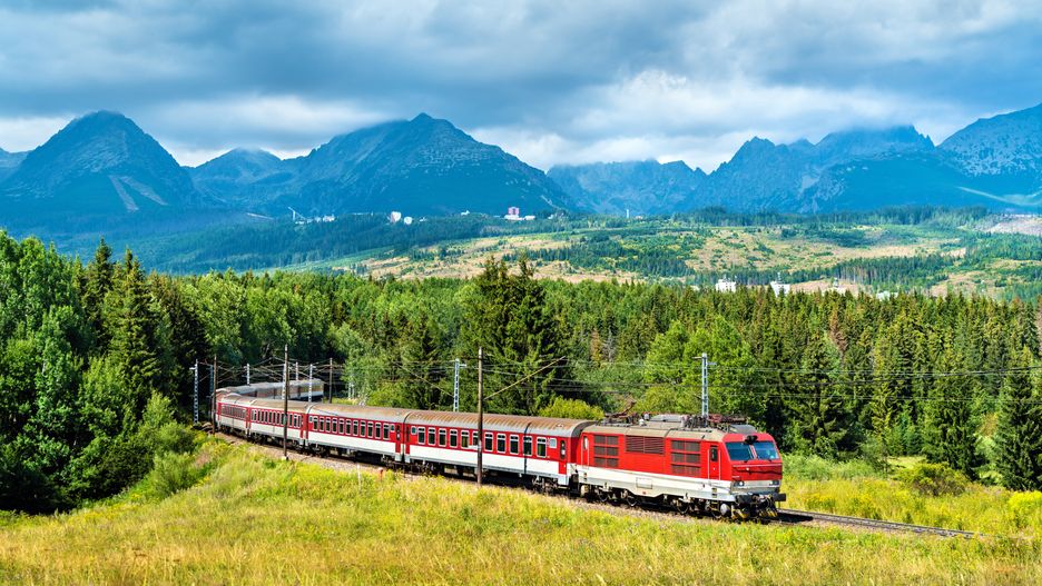 Podróż pociągiem z widokiem na Tatry to atrakcja sama w sobie 