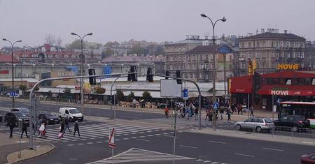 Nielegalne papierosy na targowisku w centrum Lublina. Policjanci zlokalizowali magazyn