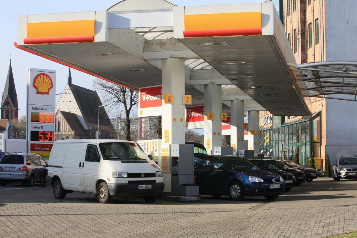 Paliwa w Polsce są aktualnie tak tanie, że chętnie tankują u nas Niemcy 