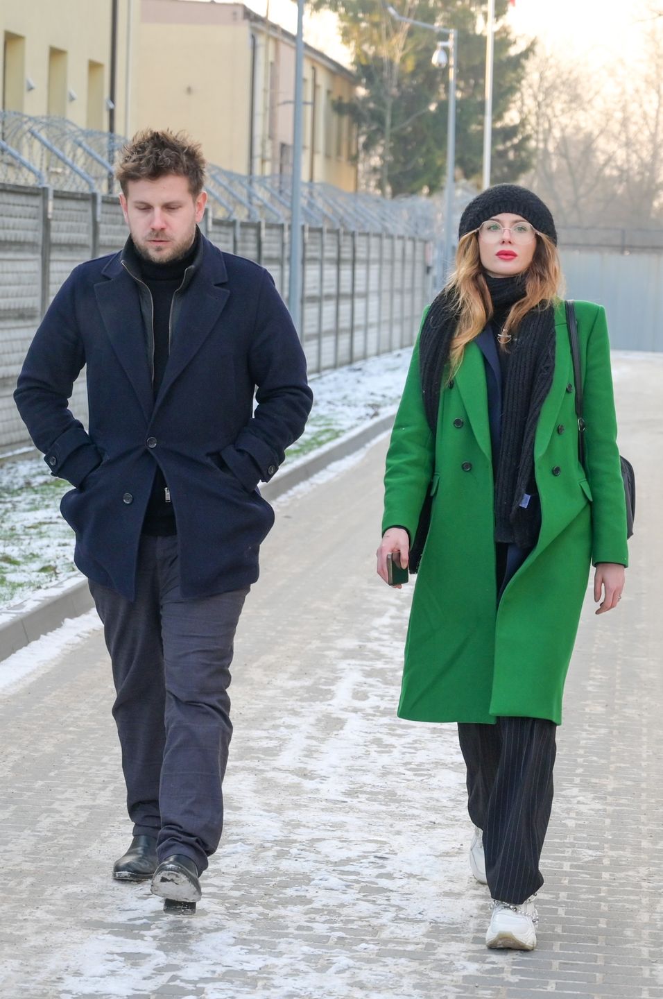 Antoni Królikowski i Izabela opuszczają sąd po usłyszeniu przez aktora wyroku