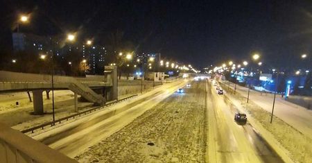 Kierowcy radzą sobie, jak mogą, w tych trudnych warunkach. Jedni jeżdżą po trawie, inni sypią ziemię pod koła