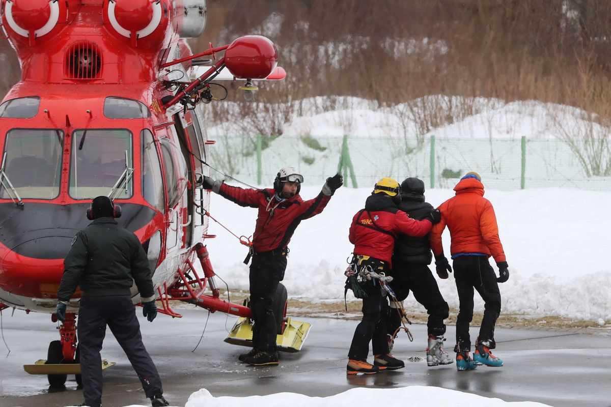 Poszkodowani podczas lawiny w Tatrach na lądowisku TOPR przy zakopiańskim szpitalu