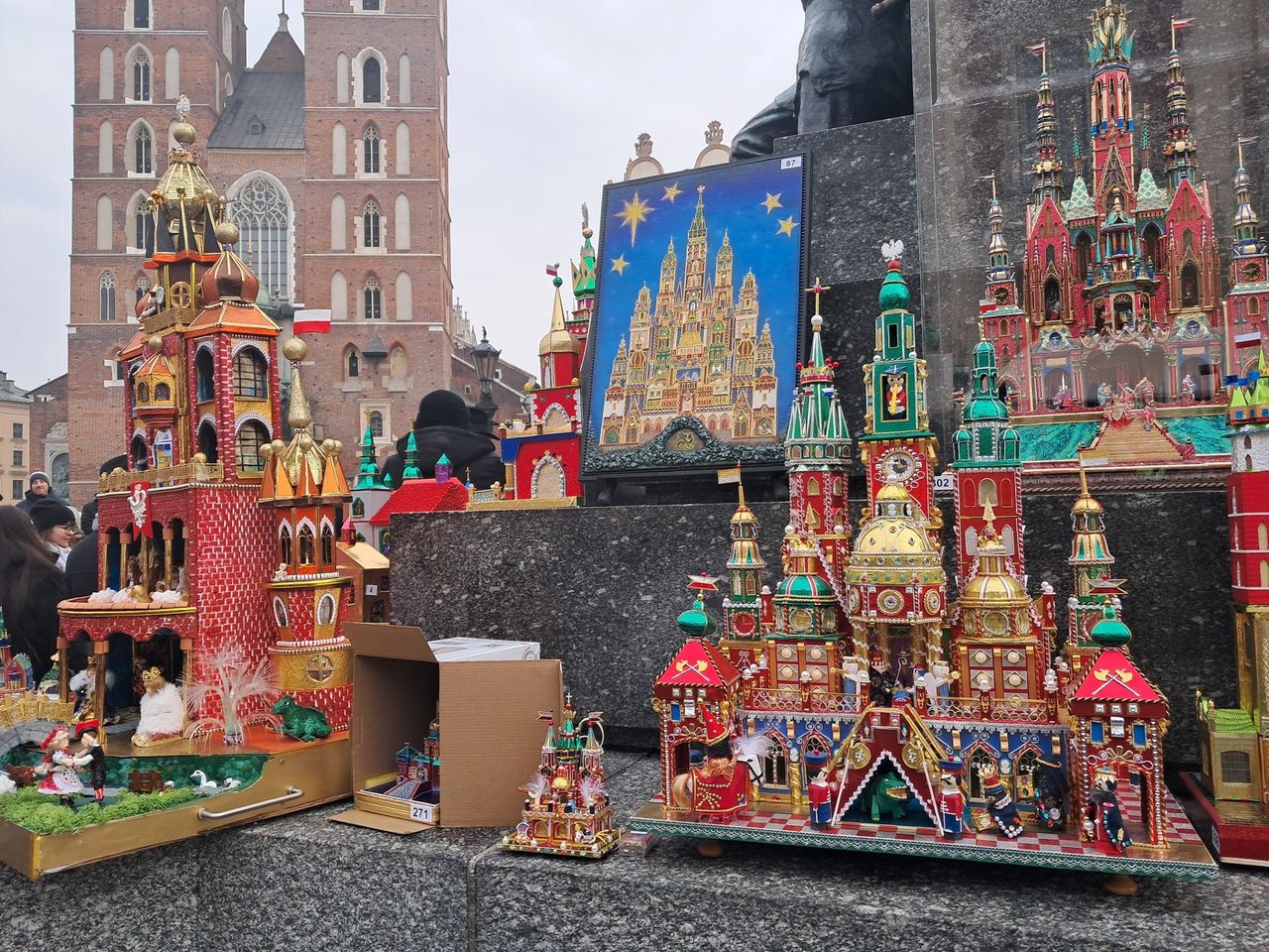 Kraków: Dziesiątki szopek pod "Adasiem" na Rynku Głównym. Na ten dzień szopkarze czekają cały rok. Konkurs Szopek Krakowskich rozpoczęty!