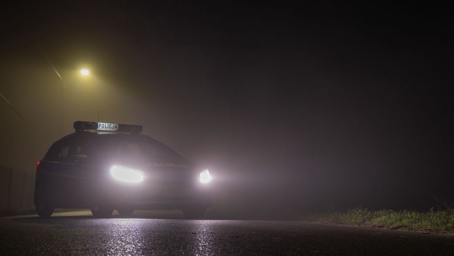 Policja radiowóz noc mgła światła policyjne