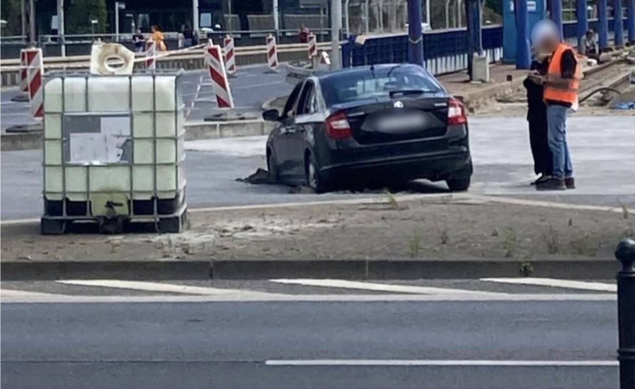 Wjechał autem na świeży beton. Interweniowali budowlańcy (instagram.com/poznan_moment)