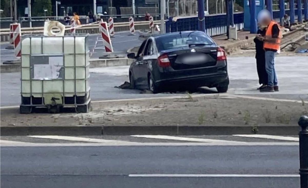 Wjechał autem na świeży beton. Interweniowali budowlańcy (instagram.com/poznan_moment)