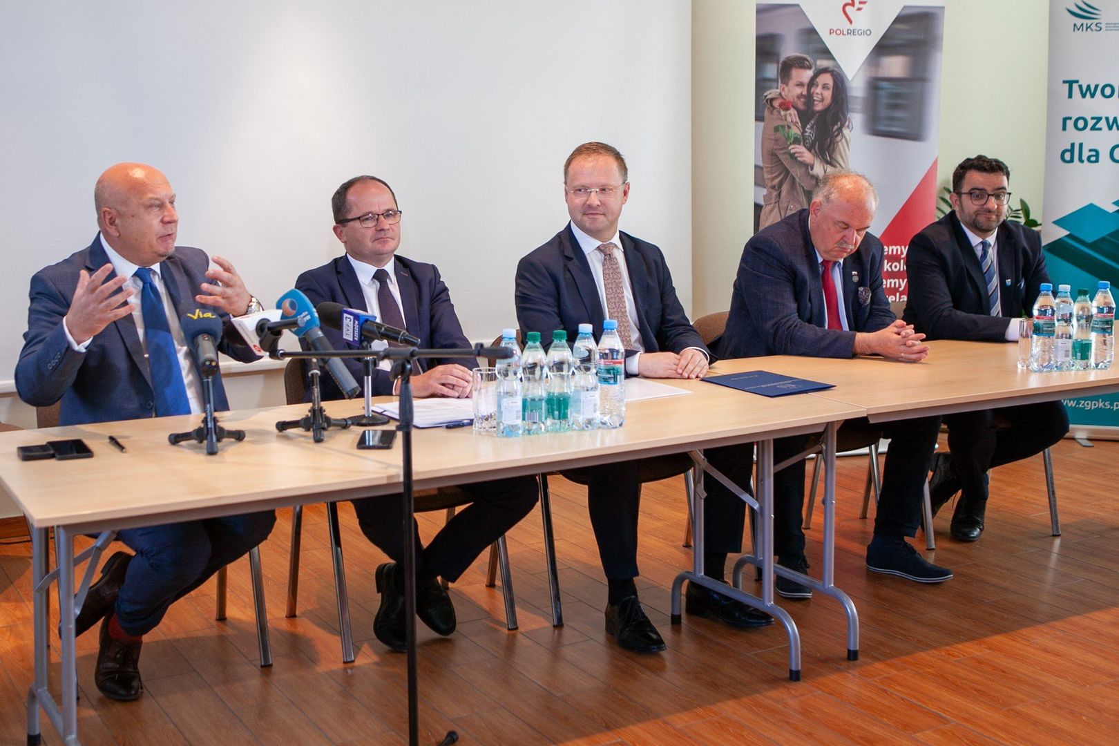 Podpisanie umowy między PKS Rzeszów S.A. a firmą GZOG ENERGY Sp. z o.o. z Bytomia, która zajmie się projektowaniem i budową stacji. Lokalizacja inwestycji to teren zajezdni PKS przy Alei Wyzwolenia w Rzeszowie.