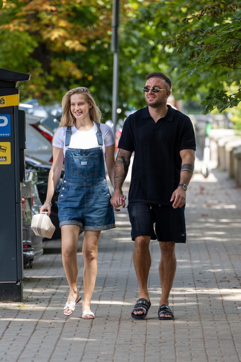 Ciężarna Karolina Pisarek spaceruje z mężem pod rękę