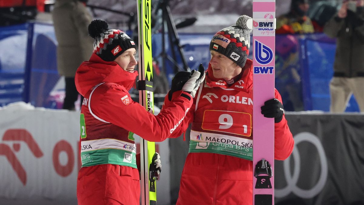 Zakopane, 10.01.2026. Polacy Kacper Tomasiak (L) i Dawid Kubacki (P) zajęli trzecie miejsce w konkursie duetów podczas zawodów Pucharu Świata w skokach narciarskich w Zakopanem, 10 bm. (js) PAP/Grzegorz Momot