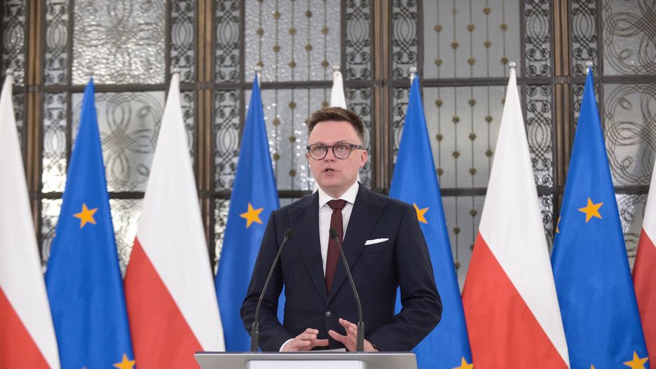 Warszawa, 10.04.2024. Marszałek Sejmu Szymon Hołownia podczas konferencji prasowej, przed posiedzeniem izby, 10 bm. Sejm rozpoczyna trzydniowe posiedzenie. Posłowie zajmą się projektem nowelizacji ustawy o KRS, projektami ustaw dotyczącymi przepisów aborcyjnych, a także wnioskiem PiS o odwołanie szefa MSWiA Marcina Kierwińskiego. (mr) PAP/Marcin Obara