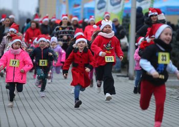 Przemyśl: Mikołaje pobiegli wokół Galerii Sanowa. Dwunasta edycja wydarzenia za nami