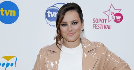 Ewa Farna już poczuła święta. Obwiązała się lampkami choinkowymi na środku stadionu