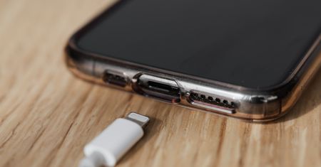 Ładujesz telefon w nocy? Natychmiast przestań