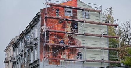 Nietypowa zapowiedź nowego serialu. Na ścianie kamienicy w centrum miasta powstaje mural