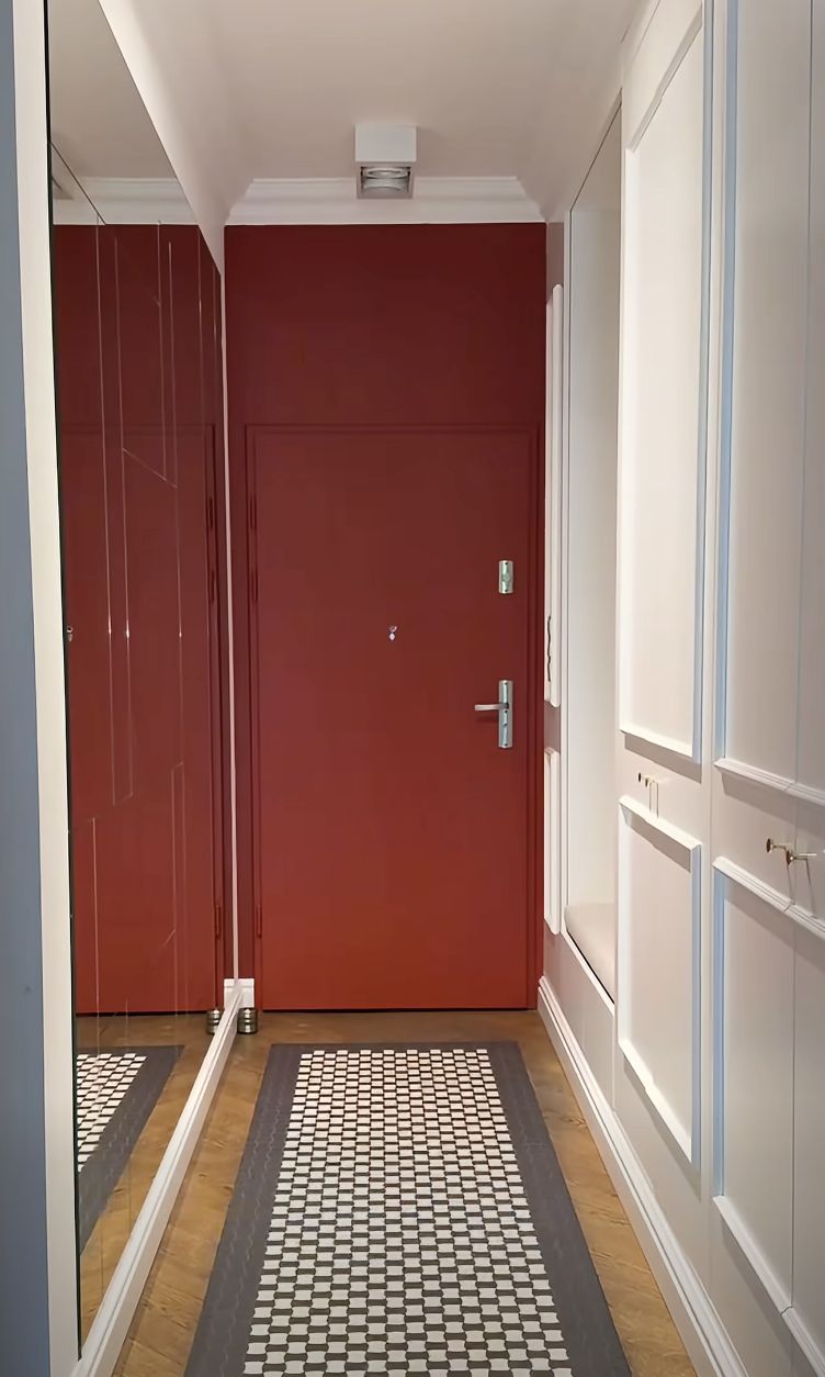 Korytarz i wejście do mieszkania siostry "Lewego"