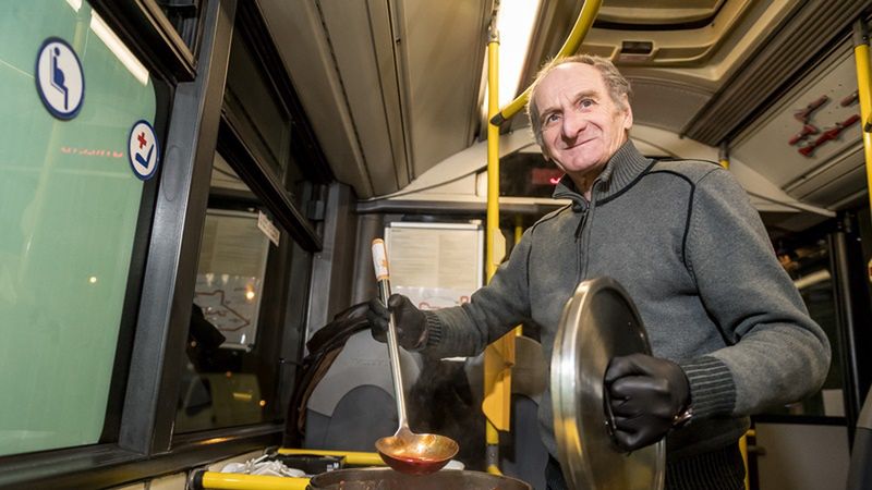 W Streetbusie można ogrzać się i zjeść ciepły posiłek