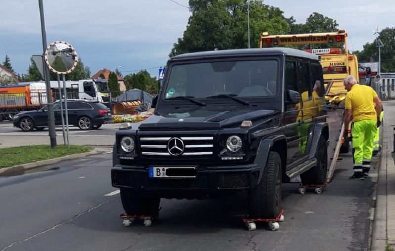 Pogranicznicy odzyskali wart 300 tys. samochód. Mercedes stał na skradzionych tablicach