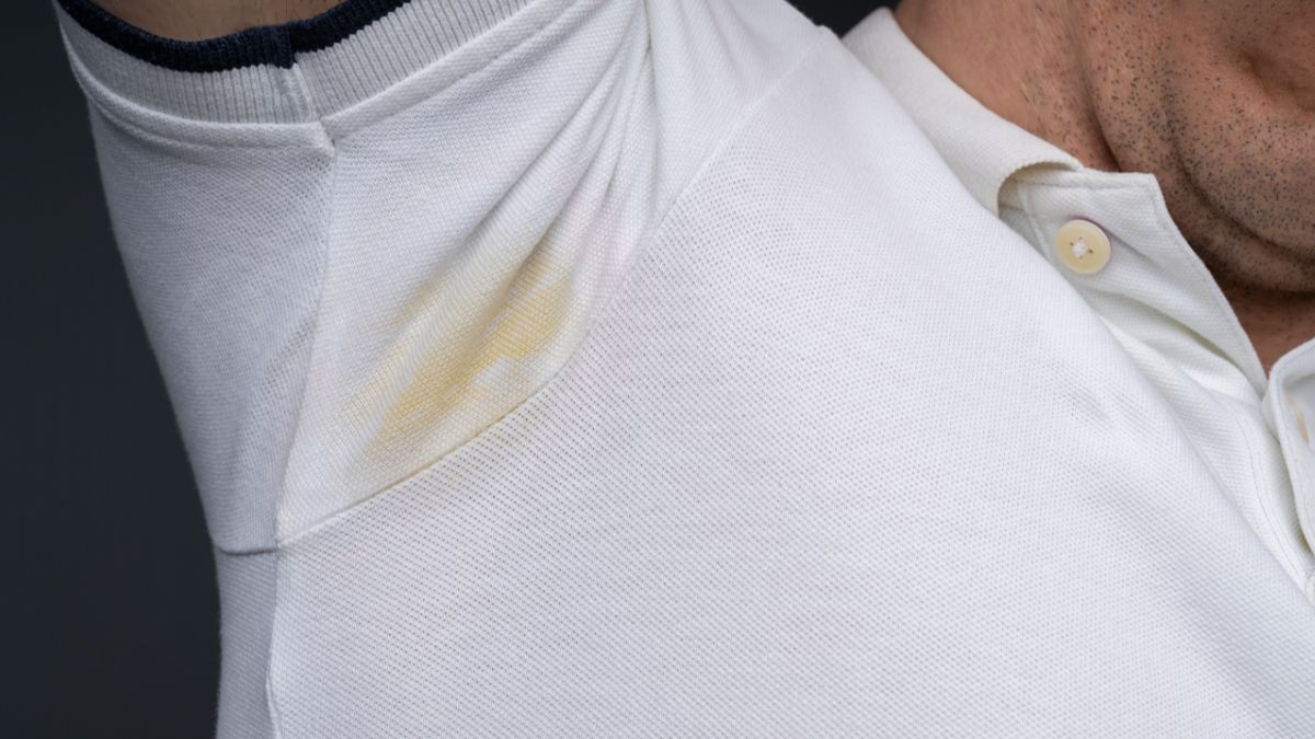 Żółte plamy pod pachami.