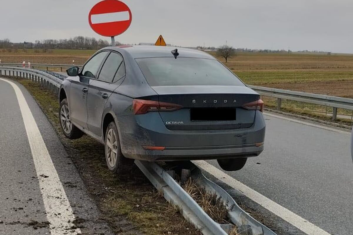 Skoda zawisła na barierkach przy S12