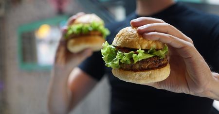 Quiz. Co ma więcej kalorii? Frytki w McDonald's czy KFC?