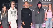 Wymyślnie ubrani celebryci szturmują galę rozdania nagród: zakochani Bambi i OKI, Sara James w butach yeti, Pniewski z córką
