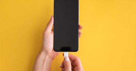 Czy telefon trzeba ładować do pełna? Jak trzymać baterię telefonu w dobrej kondycji?