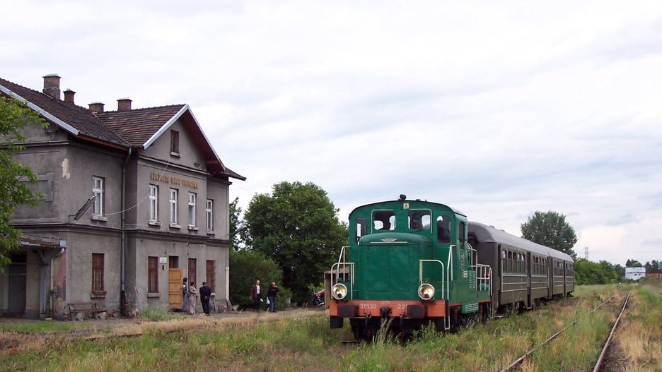 Ostatni pociąg pasażerski na stacji kolejowej w Szczucinie