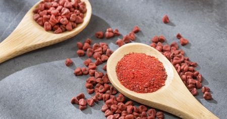 Annato (E160b)- charakterystyka, w jakich produktach występuje, bezpieczeństwo, normy