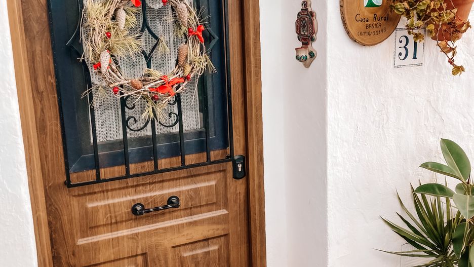 Wieńce na drzwiach są widoczne prawie wszędzie