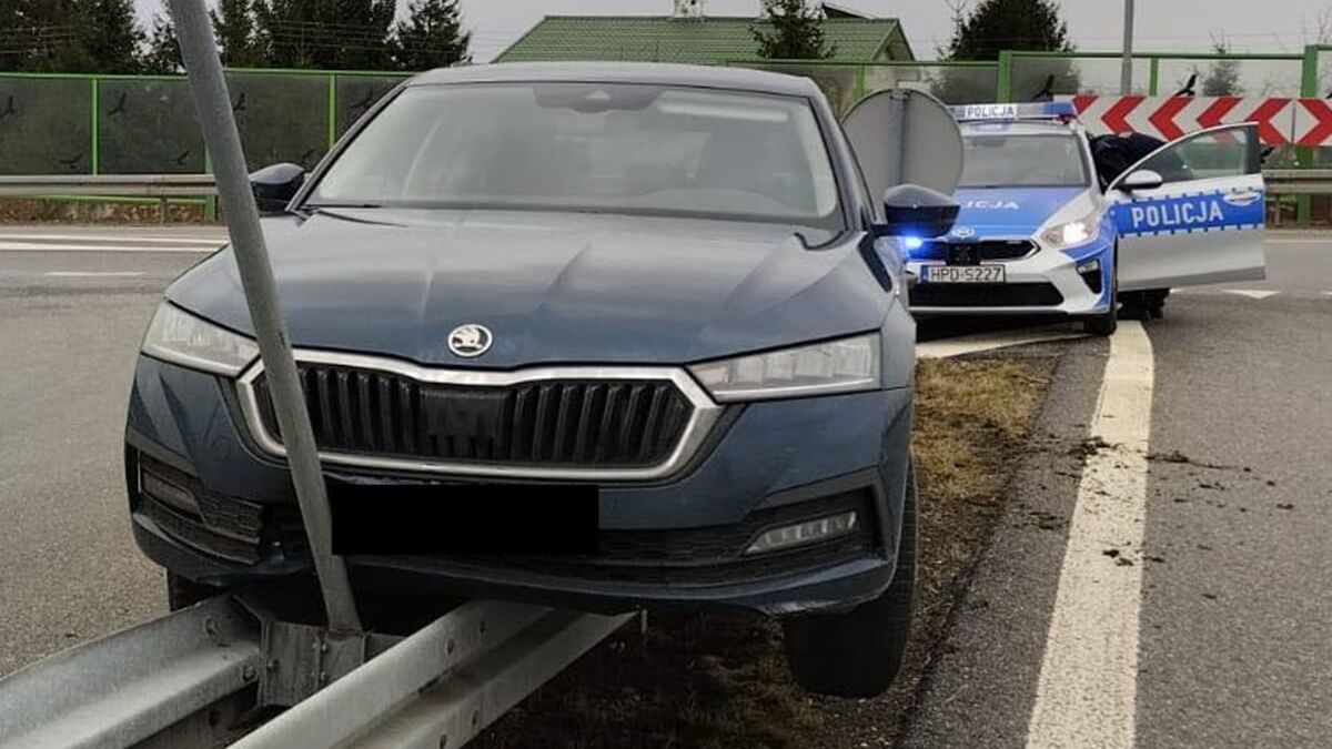 Skoda zawisła na barierkach przy S12