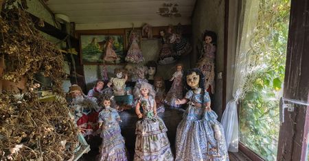 Przerażający dom "demonicznych lalek" odkryty we Francji. Zdjęcia jeżą włos na głowie