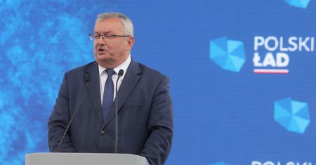 Drogi w Polsce. Adamczyk: Nowe środki posłużą też do poszerzenia obecnych dróg