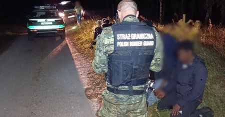 Zatrzymali ich w lesie przy granicy. Szef MSWiA ogłosił