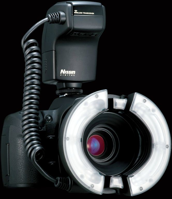Pierścieniowa lampa błyskowa Nissin MF18 na Photokina 2010 2