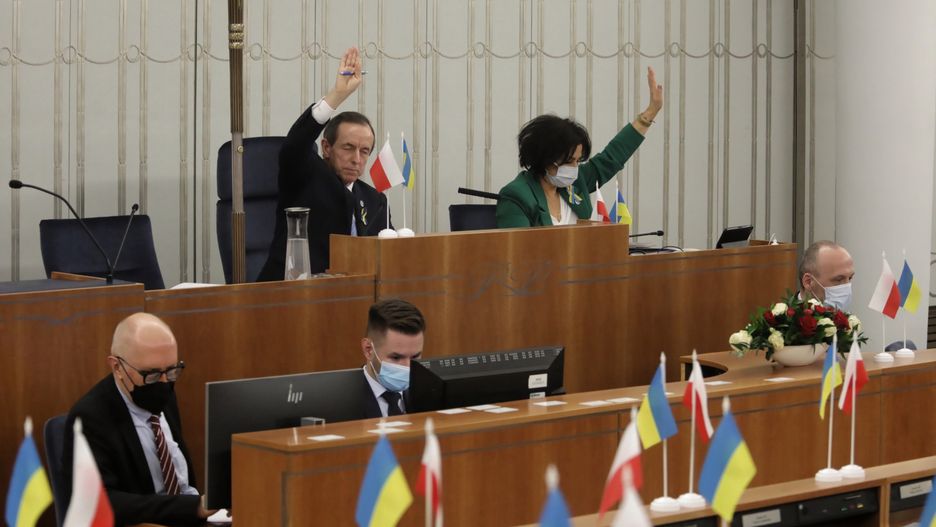 Tomasz Grodzki, Agnieszka Ko�acz-Leszczy�skaWarszawa, 11.03.2022. Marsza�ek Tomasz Grodzki (L) i senator Agnieszka Ko�acz-Leszczy�ska (P) podczas bloku g�osowa� w Senacie w Warszawie, 11 bm. Senat przeprowadzi g�osowanie w sprawie ustawy o pomocy obywatelom Ukrainy w zwi�zku z konfliktem zbrojnym na terytorium tego pa�stwa (projekt rz�dowy). (mr) PAP/Albert ZawadaAlbert Zawadag�osowania, g�osowanie, obrady, polityk polityka, posiedzenie, senat, senatu, ustawa, ustawy