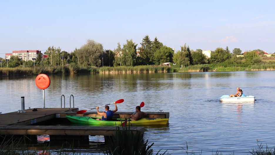 Do dyspozycji jest 5 kajaków z pełnym wyposażeniem oraz 5 rowerków wodnych.