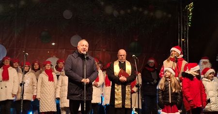 Magia świąt na ostrowieckim Rynku. Tłumy na Jarmarku Bożonarodzeniowym [Foto/Wideo]