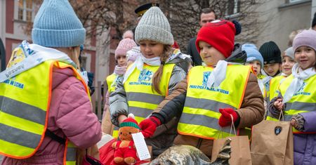 Poznańskie koziołki gotowe na zimę. Przedszkolaki ubrały rzeźbę w świąteczne stroje