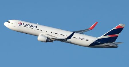 Boeing 767 LATAM z Limy do São Paulo awaryjnie zawrócił po dekompresji
