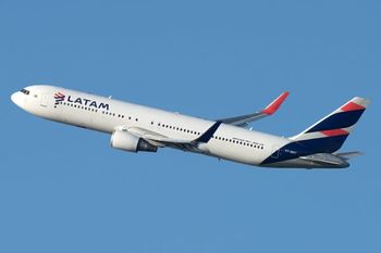 Utrata ciśnienia w kabinie. Boeing 767 gwałtownie zniżył wysokość lotu