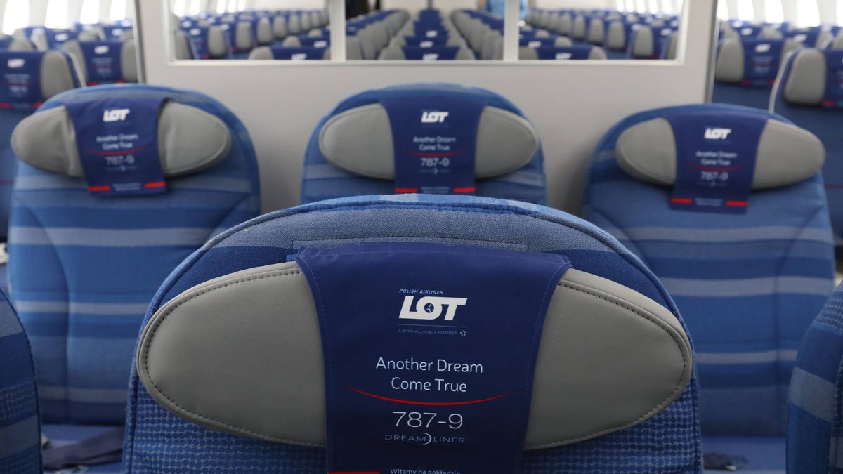 Umowy B2B w PLL LOT to jedna z osi sporu personelu pokładowego z zarządem linii lotniczych